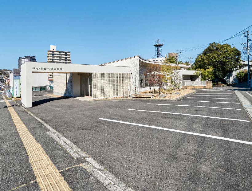 医院専用駐車場10台用意、名古屋・長久手など近隣からも通いやすいクリニック