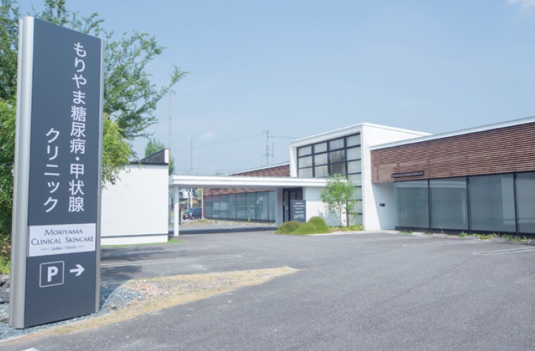 「小幡緑地西園」の斜め向かい、守山区役所から北へ徒歩８分。駐車場は13台完備。