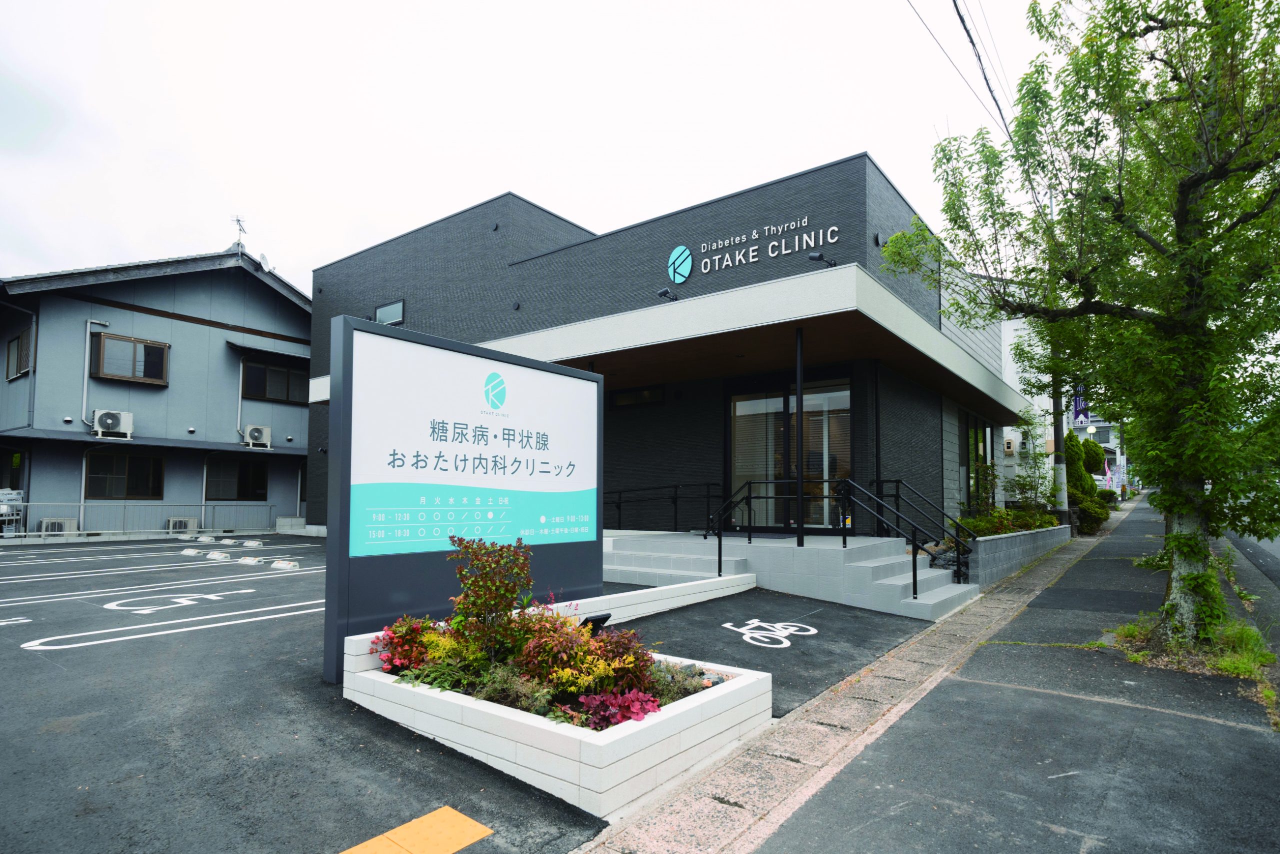 瑞浪市役所から車で約1分。広々とした駐車場で白と青の看板が目印です