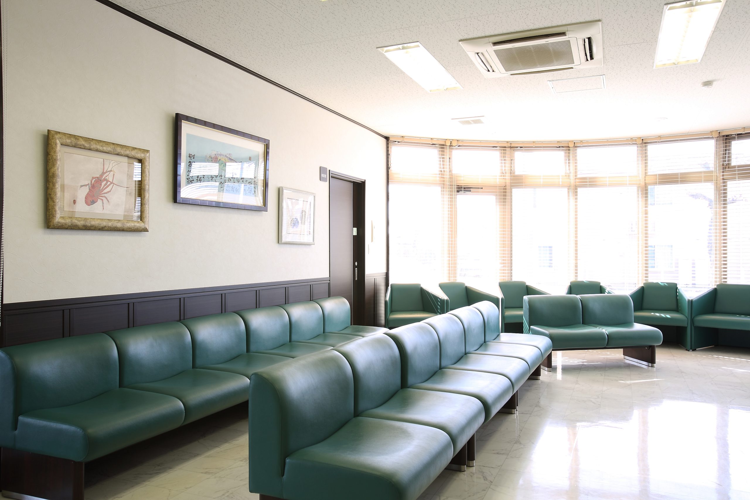 大きな窓から光が差し込む明るい待合室。ゆったりとしたソファ席がたくさんあり快適です