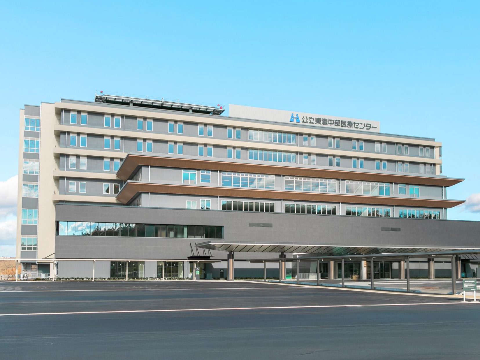 新病院は地上7階建ての免震構造で、延床面積3万9千平方メートル。7つの手術室のほか、リハビリテーションセンター、化学療法センター、内視鏡センター、健診センターなどを整備しています