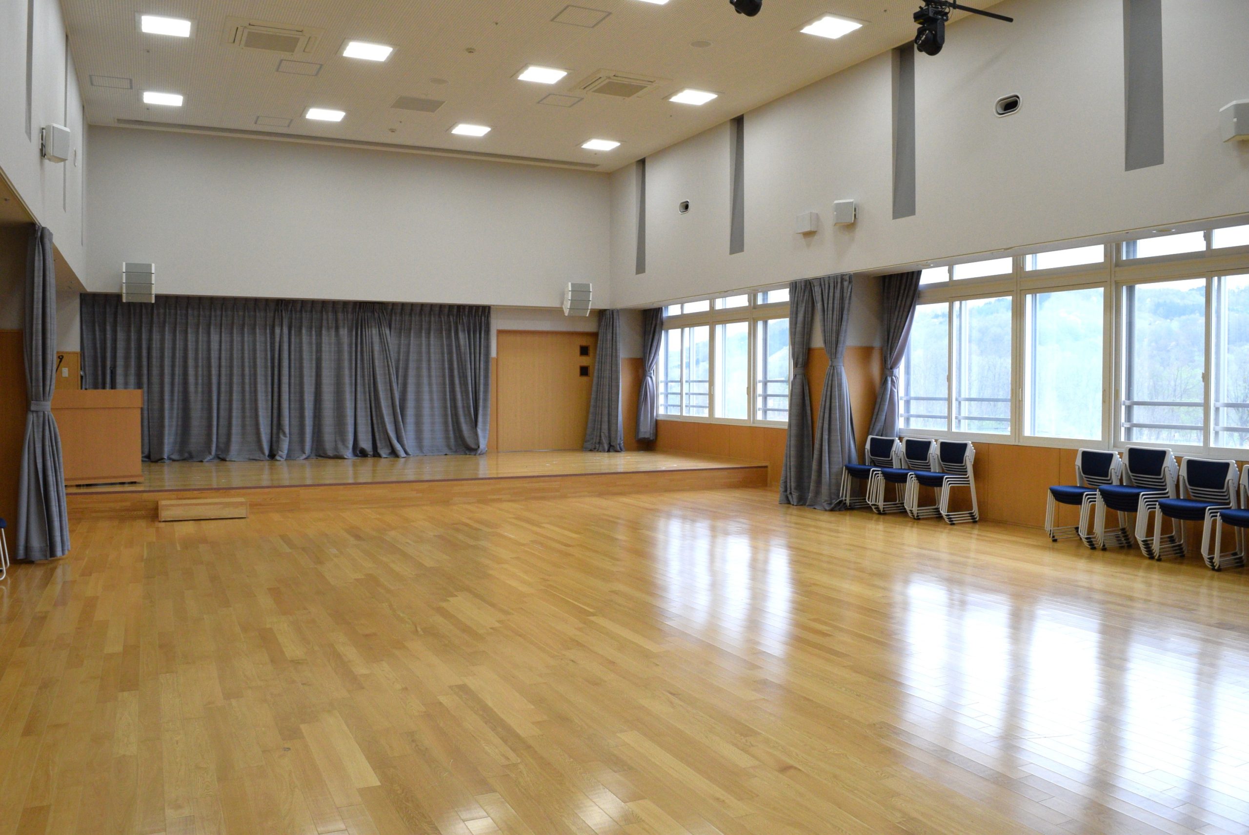 病棟患者と職員で音楽発表会を開いたり、一般の人も参加できるイベントを開催している視聴覚室