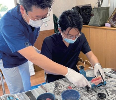 専属の技工士が在籍しているので精度の高い被せ物や入れ歯を作ってくれます。