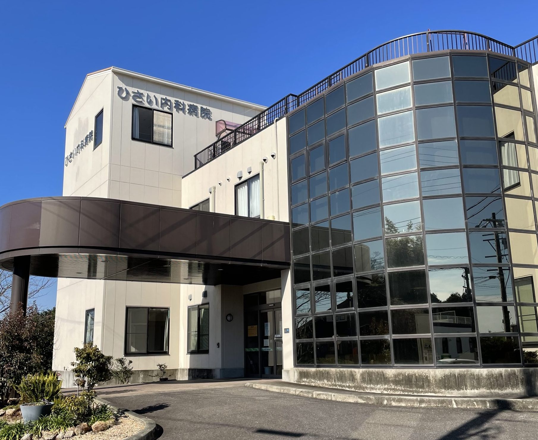 近鉄ひさい駅より徒歩15分。バス停井戸山（久居駅発雲出鋼管町行き）より徒歩7分。大型駐車場あり。